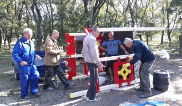 В селе Ленинское строят новую детскую площадку