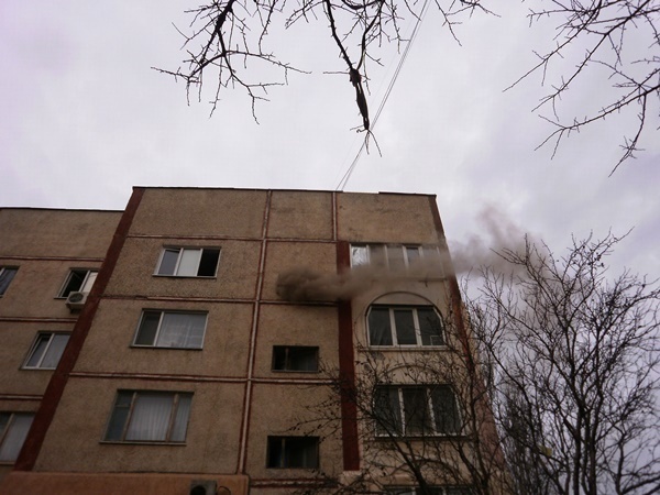 Спасатели эвакуировали десять человек из горящей пятиэтажки в Щёлкино