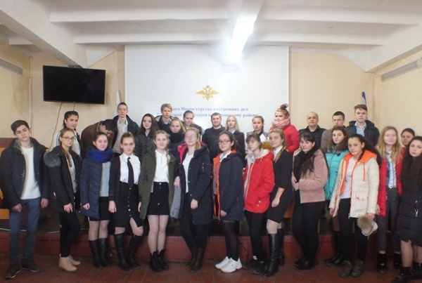 Полицейские Ленинского района ознакомили школьников с работой своего подразделения