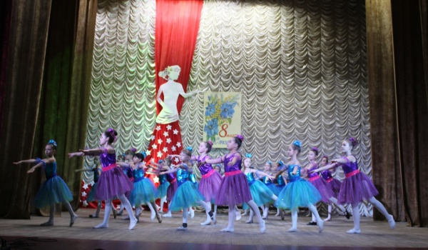 В Ленинском районе состоялось торжественное собрание, посвященное Международному женскому дню 8 марта