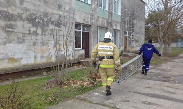 Сотрудники ГКУ РК «Пожарная охрана Республики Крым» провели пожарно-тактическое занятие на базе учебного учреждения