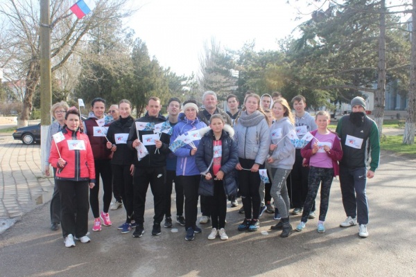 Спортсмены Ленинского района отметили пятилетие воссоединения Крыма с Россией легкоатлетическим пробегом и соревнованиями по многоборью ГТО