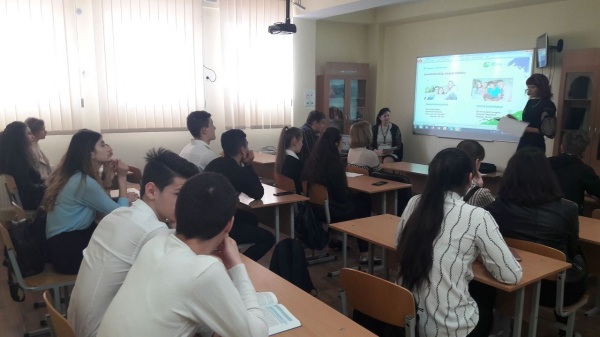 Работниками финансового управления Администрации Ленинского района проведен урок финансовой грамотности для учащихся МБОУ СОШ №2 пгт.Ленино
