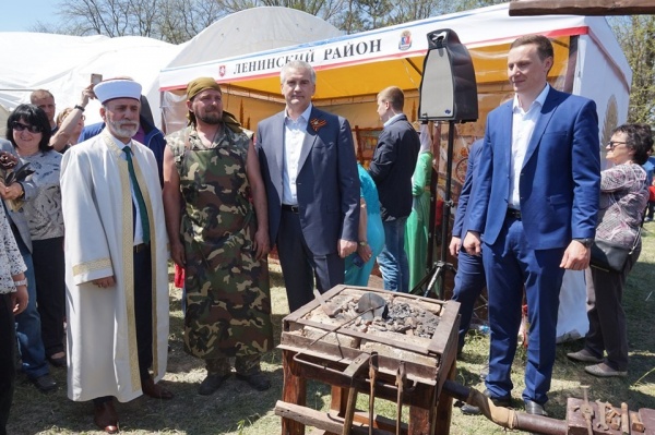 Делегация Ленинского района приняла участие во Всекрымском празднике «Хыдырлез»