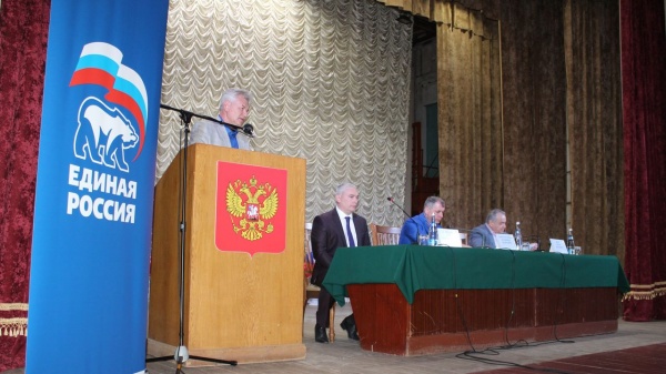 В поселке Ленино прошла встреча Секретаря Крымского регионального отделения партии «Единая Россия» Владимира Константинова с партийным активом активом Ленинского района