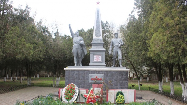 В Ленинском районе проведены митинг - возложение цветов, посвященные Дню памяти и скорби