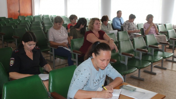 В Администрации Ленинского района состоялось очередное заседание комиссии по делам несовершеннолетних и защиты их прав Ленинского района