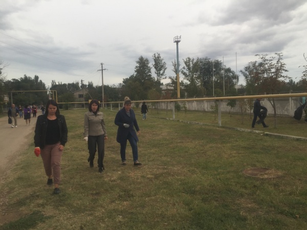 Администрация Ленинского района приняла участие в субботнике