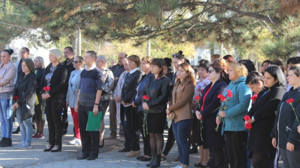 В посёлке Ленино состоялось траурное возложение цветов в память по погибшим в городе Керчи 17 октября 2018 года
