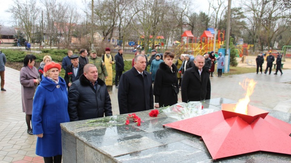 В День Неизвестного Солдата в посёлке Ленино состоялся митинг и церемония возложения цветов к Обелиску Славы