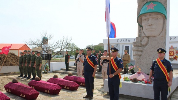 В селе Батальное Ленинском районе прошло перезахоронение останков воинов Великой Отечественной войны
