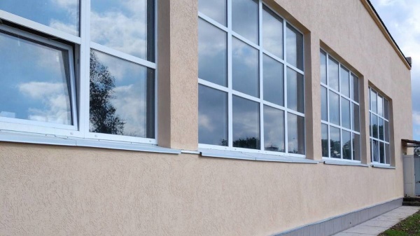 Заместитель Главы Администрации Ленинского района Амет Абильвапов проверил ход выполнения работ по капитальному ремонту спортивного зала в селе Чистополье