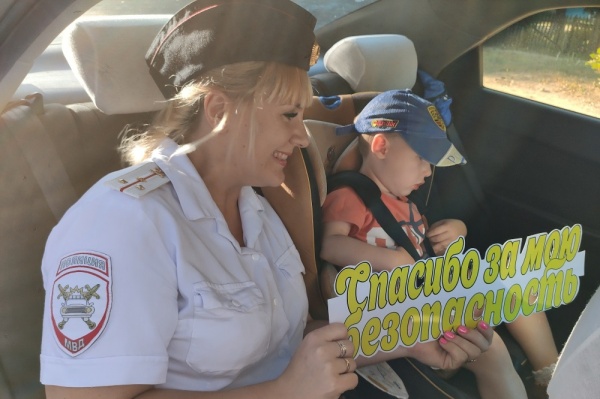 Госавтоинспекторы проводят профилактическое мероприятие «Спасибо за безопасность!» вблизи школ и детсадов Ленинского района