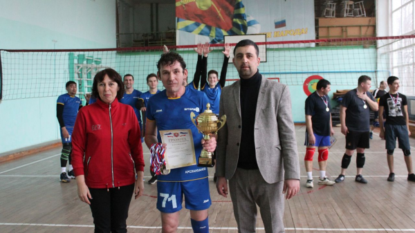 В посёлке Ленино прошёл открытый районный турнир по волейболу среди мужских команд, посвященный Дню защитника Отечества