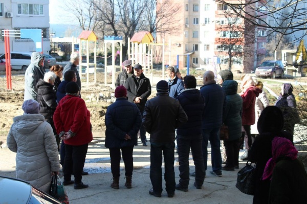 Глава Администрации Ленинского района провела рабочее совещание с жителями МКД №48 г.Щёлкино