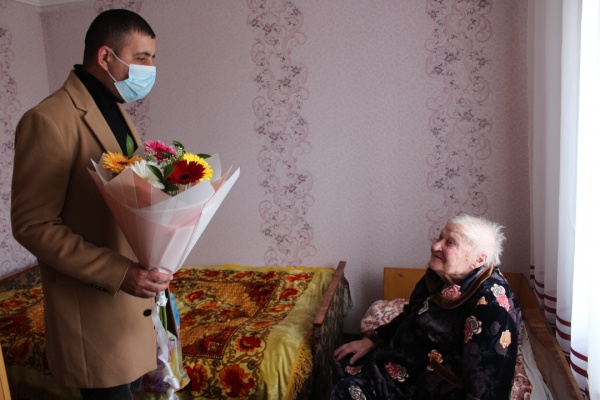 Заместитель Главы Администрации Ленинского района Амет Абильвапов поздравил жительницу села Калиновки Богдан Ирину Афанасьевну со 100-летним юбилеем