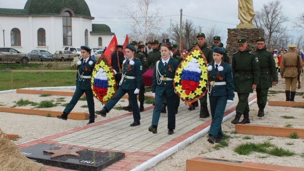 В селе Заветное состоялась церемония перезахоронения останков шестнадцати бойцов Крымского фронта, посвященная 77-й годовщине освобождения Ленинского района от немецко-фашистских захватчиков