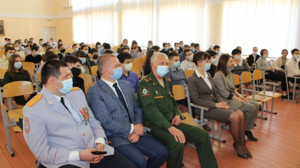 В школе №2 посёлка Ленино прошла встреча с военным комиссаром города Керчь и Ленинского района Суреном Романовым