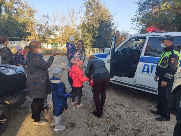 ​Госавтоинспекторы Ленинского района вместе с ответственными родителями провели акцию "Ребенок – главный пассажир!"