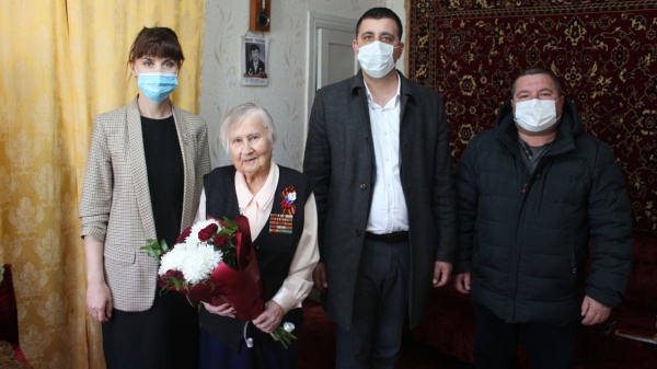 Руководство Ленинского района поздравили ветерана Великой Отечественной войны Волос Елену Михайловну с Днём рождения
