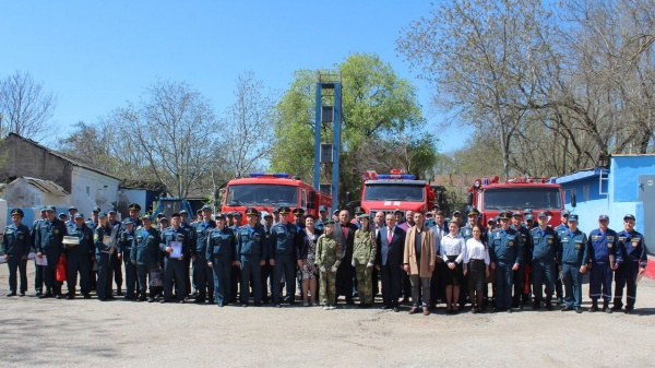 Руководители Ленинского района поздравили пожарных с профессиональным праздником