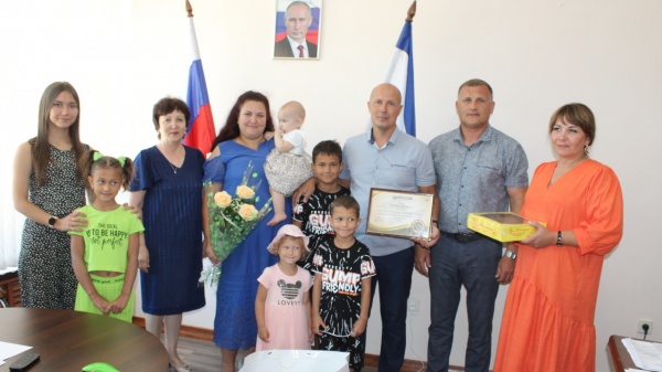 Семье Пепеляевых Алексея Петровича и Виктории Юрьевны вручили диплом победителя регионального этапа Всероссийского конкурса «Семья года», в номинации «Многодетная семья»
