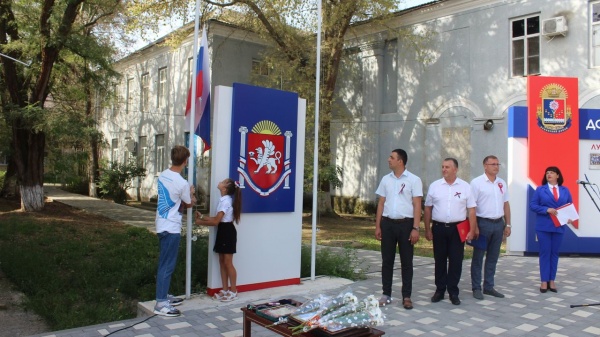 В Ленинском районе празднуют День Государственного флага Российской Федерации
