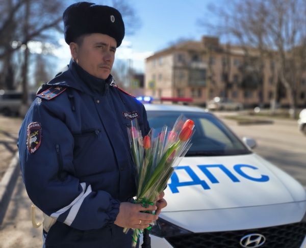 Госавтоинспекторы Ленинского района встречали автоледи с сюрпризом