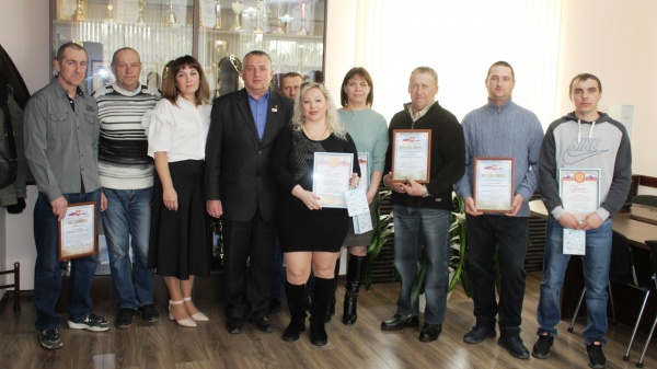 В Администрации Ленинского района вручили грамоты работникам сферы бытового обслуживания населения и жилищно-коммунального хозяйства