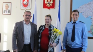 Захар Щегленко и Артур Попов вручили ключи от квартиры жительнице Ленинского района