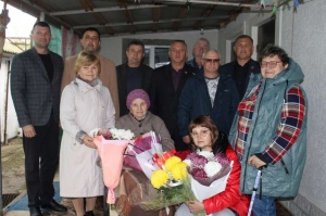 Руководство Ленинского района поздравили с Днем рождения ветерана Великой Отечественной войны, участницу боевых действий Татьяну Петровну Мушмуленко