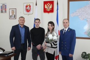 Глава администрации Ленинского района и заместитель прокурора Ленинского района вручили ключи от квартир