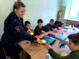 В Ленинском районе юные участники дорожного движения вместе с Госавтоинспекторами популяризировали светоотражатели в детской среде