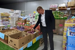 Валерий Макрушин провел мониторинг строительства спортивной площадки в МБДОУ села Чистополье и проверил соблюдение социальных цен в магазине «Доброцен»