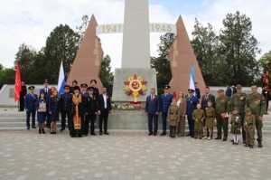 Руководство Ленинского района приняли участие в торжественной церемонии возложения цветов к «Обелиску Славы» в пгт Ленино