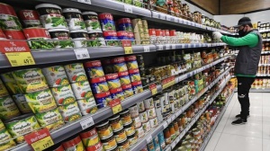 Как обезопасить себя от пищевых отравлений в жару: список рискованных продуктов и советы специалистов