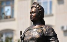 Памятники женщинам в Крыму