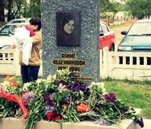 В селе Останино состоялось открытие памятника легендарной крымскотатарской разведчице