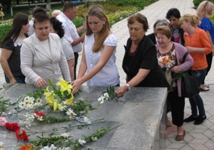 Торжественное возложение цветов к Обелиску Славы пгт. Ленино, посвященное Дню партизан и подпольщиков