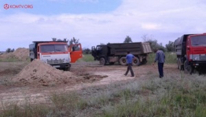В Щёлкино злоумышленники продавали песок с насыпной дамбы озера Акташ.