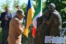 В Киеве открыли памятник влюбленным, которые встретились спустя 60 лет