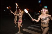 FEMEN с горящими факелами охотились на Лукашенко