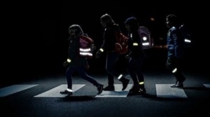 Световозвращающие элементы для пешеходов на загородных дорогах обязательны