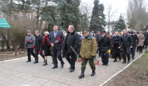 В пгт Ленино состоялось торжественное возложение цветов к Обелиску Славы, посвященное Дню Неизвестного Солдата