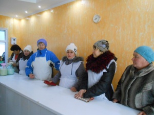 Состоялась выездная встреча с гражданами района, реализующими собственную молочную продукцию на территории торгового центра города Щёлкино