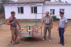 Руки осужденного дарят детям радость