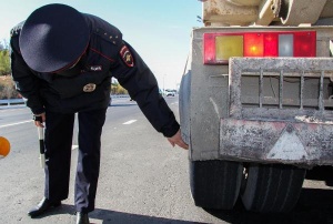 Дорожные полицейские Ленинского района провели акцию «Жизнь дороже шин!»