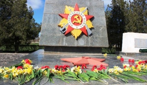 В Ленинском районе состоялось возложение цветов, посвященное 73-й годовщине освобождения Ленинского района от фашистских захватчиков
