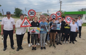 В Ленинском районе сотрудники ГИБДД и их юные помощники провели акцию "Дорога для жизни"