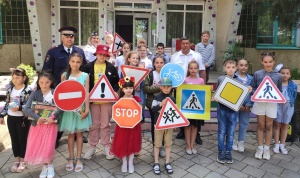 Госавтоинспекция Ленинского района поздравила ребят с Днем защиты детей